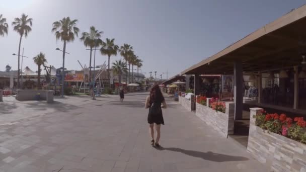 Handheld Shot Van Meisje Wandelen Ayia Napa Cyprus — Stockvideo