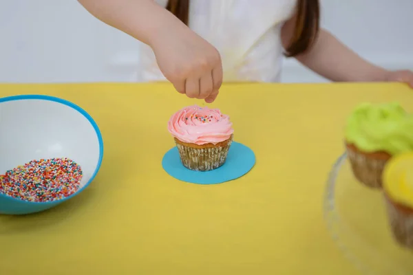Primer Plano Las Manos Los Niños Decorando Cupcakes Colores — Foto de Stock