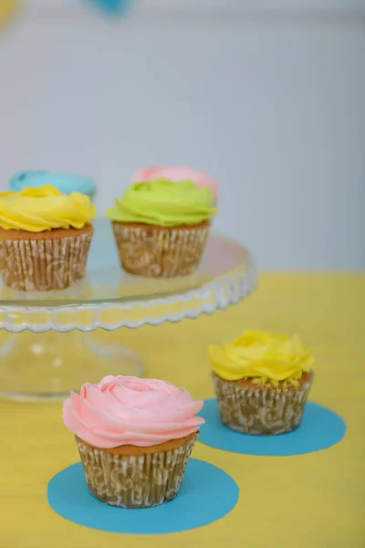 Hermosos Cupcakes Multicolores Habitación Está Decorada Con Una Decoración Luminosa — Foto de Stock