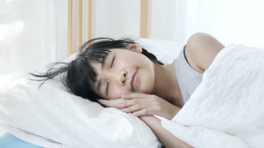 Güzel Asyalı kız yatak odasında tatlı rüya ile uyku kadar 4k kapatın