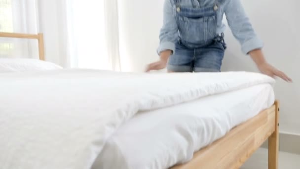 Азиатская Девушка Чистит Кровать Делая Кровать — стоковое видео
