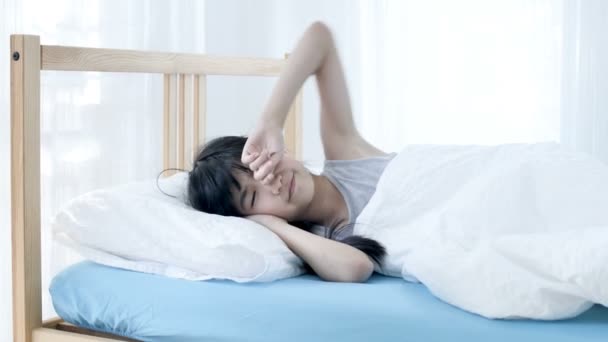 Lindo Durmiendo Asiático Chica Despertando Mañana — Vídeos de Stock