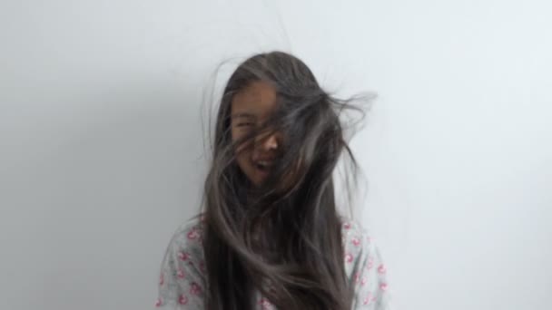 Медленный Кадр Счастливой Азиатки Играющей Волосами Дующими Белом Фоне — стоковое видео