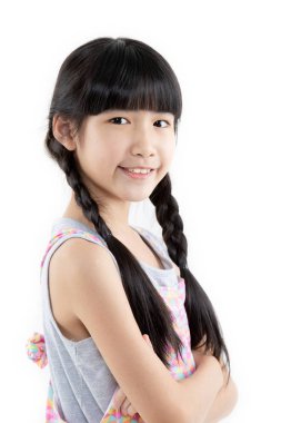 Beyaz arka plan üzerinde izole gülümseyen mutlu Asya öğrenci kız portresi