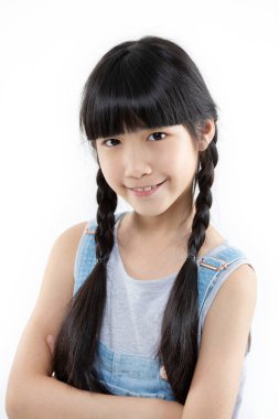 Beyaz arka plan üzerinde izole gülümseyen kız mutlu Asyalı çocuk portresi