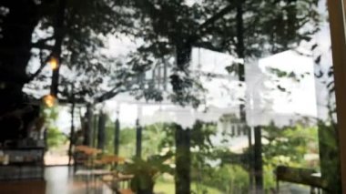 Tilt aşağı kahve dükkanının cam ön kapı 4k Açık ve Kapat işareti vurdu
