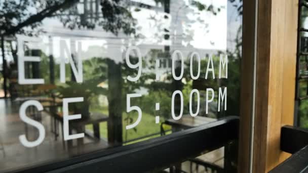 滑块拍摄 打开和关闭咖啡店玻璃前门的标志 — 图库视频影像