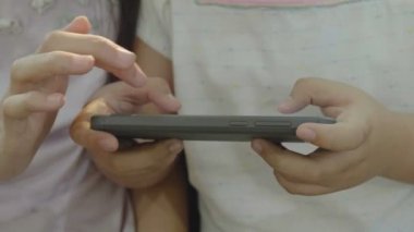 4 k eller Asya kız akıllı telefonda oyunlar oynamak