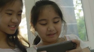 küçük kız kardeşi, alay 4 k Asya ablası telefonunu çaldı