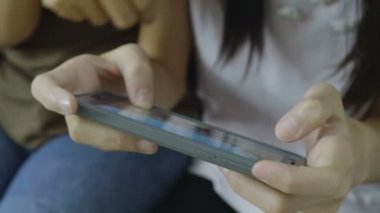 4 k eller Asya kız akıllı telefon ona Anne, mutlu zaman ile birlikte kullanma