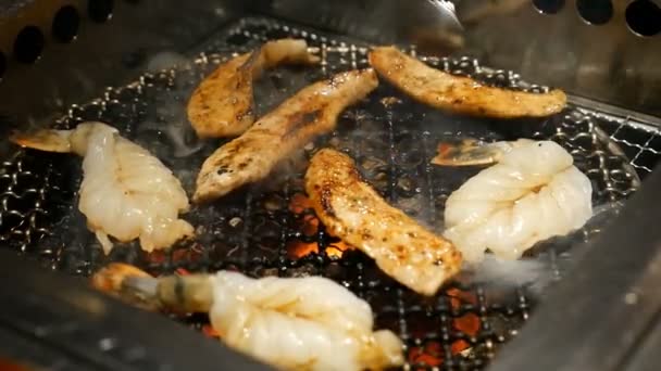 Gegrilde Barbecue Gekookt Een Japans Restaurant Tokio Japan Grillen Rundvlees — Stockvideo