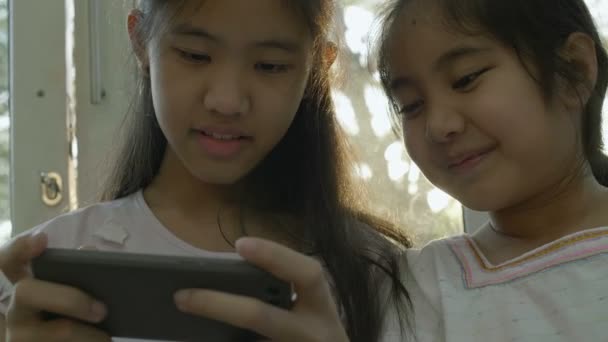 Asiatische Mädchen Spielen Spiele Auf Dem Smartphone Glückliche Zeit Zusammen — Stockvideo