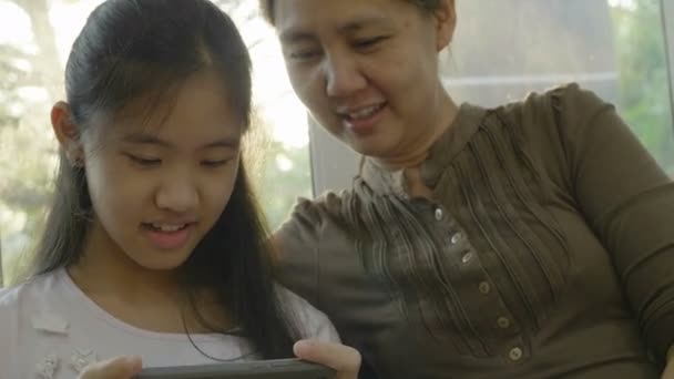 Asiatische Mädchen Spielen Spiele Auf Dem Smartphone Mit Ihrer Mutter — Stockvideo