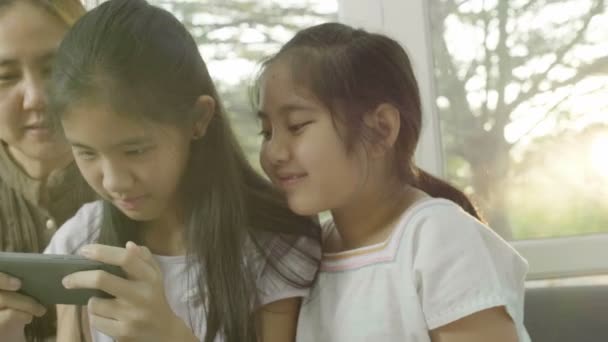 Aziatische Dochters Spelen Slimme Telefoon Met Moeder Gelukkige Tijd Samen — Stockvideo