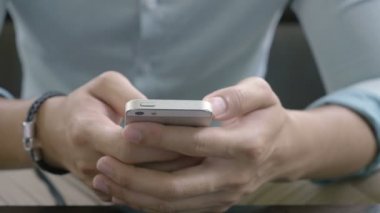 4k: akıllı telefon kullanan iş Asya adam elinde yakın