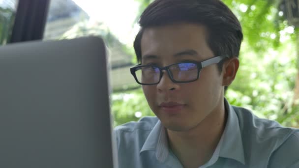 Jonge Aziatische Zakenman Met Laptop Koffie Café — Stockvideo
