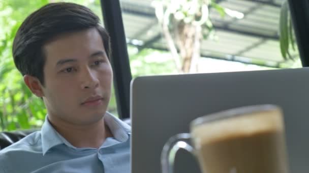 Asiático Jovem Homem Negócios Entediado Frente Laptop — Vídeo de Stock