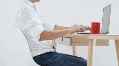 4 k genç işadamı dizüstü bilgisayarda office, duygu rahatsızlık ve sırt ağrısı, Office sendromu sorunu, çalışma
