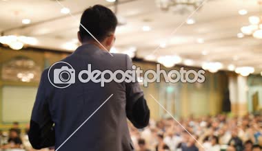 4 k Asya profesyonel koç mikrofona sahne alanı'nda Toplantı salonunda, yavaş çekim hareket konuşma.