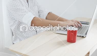 4 k genç işadamı dizüstü bilgisayarda office, duygu rahatsızlık ve sırt ağrısı, Office sendromu sorunu, çalışma