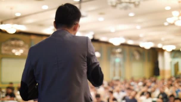 Asiático Entrenador Profesional Hablando Micrófono Escenario Auditorio Cámara Lenta Disparo — Vídeos de Stock