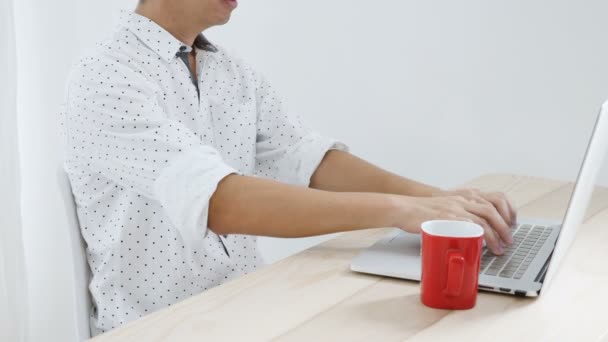 Junger Geschäftsmann Arbeitet Laptop Büro Gefühl Von Unbehagen Und Schulterschmerzen — Stockvideo