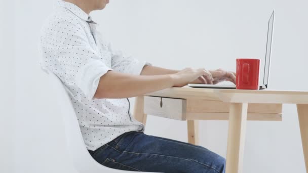 Junger Geschäftsmann Arbeitet Laptop Büro Gefühl Von Unbehagen Und Schulterschmerzen — Stockvideo