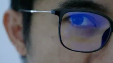 4 k gözler, sürpriz Asya gözlük adam