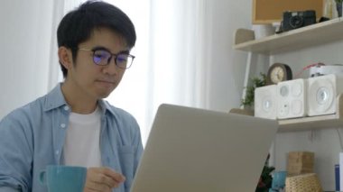 Ofis başarı dans 4k Mutlu Asya iş adamı dans