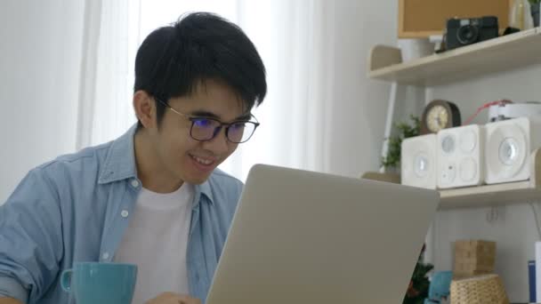 Homem Negócios Asiático Feliz Dançando Dança Sucesso Escritório — Vídeo de Stock