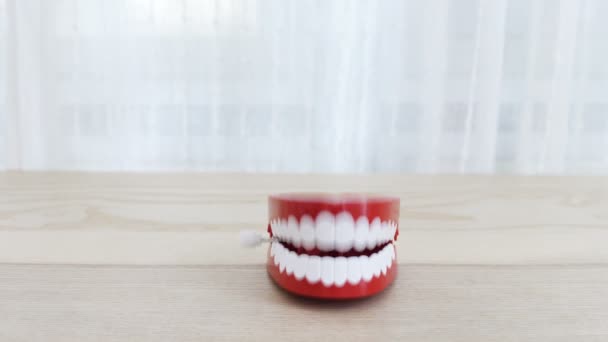 4 k Clacking hračka zuby na dřevěný stůl