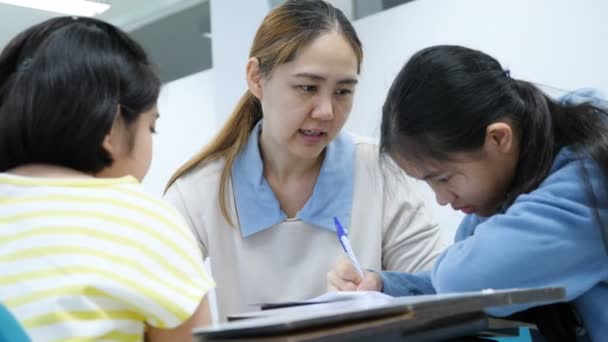 Κορίτσια Ευτυχισμένο Ασιατικό Μαθητής Μελετώντας Τον Καθηγητή Στην Τάξη — Αρχείο Βίντεο
