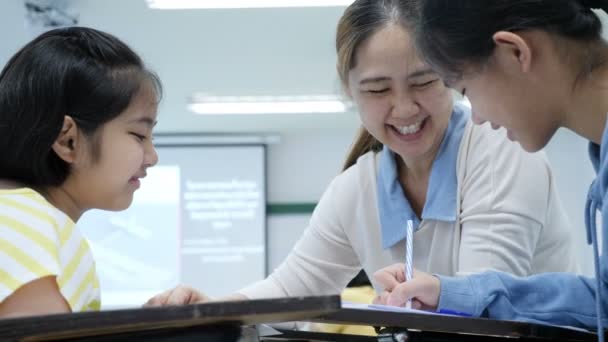 愉快的亚洲学生女孩在课堂上与老师一起学习 — 图库视频影像
