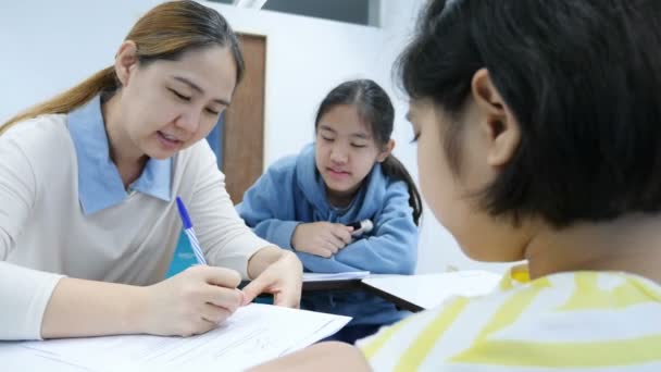 Happy Asian Estudante Meninas Estudando Com Professor Sala Aula — Vídeo de Stock