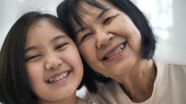 sarılma onun büyük annesi, Asya kadın, 60 fps nesil çok mutlu Asyalı kız yüzü gülen 4k yakın çekim