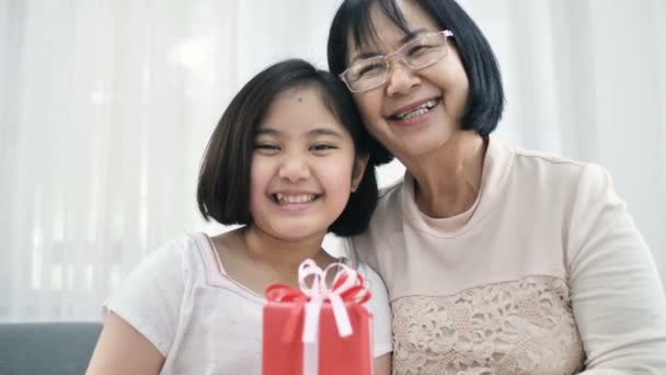 Lovely Asian Girl Give Spacial Gift Box Her Grand Mother — Stock Video