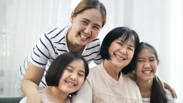 Szczęśliwą Rodzinę Azjatyckiej Uśmiechający Się Razem Domu Multi Pokolenie Kobiet — Wideo stockowe