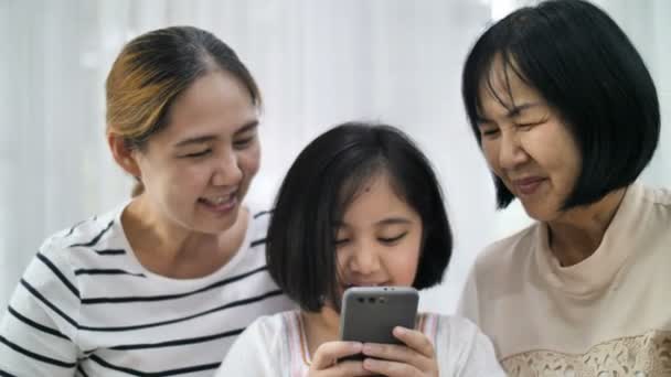 Ευτυχισμένη Ασιατική Οικογένεια Πάρτε Selfie Φωτογραφία Μαζί Smartphone Multi Γενιά — Αρχείο Βίντεο