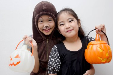 Komik canavar yüz kabak kova ve halloween kostüm holding ile portre Asyalı kız