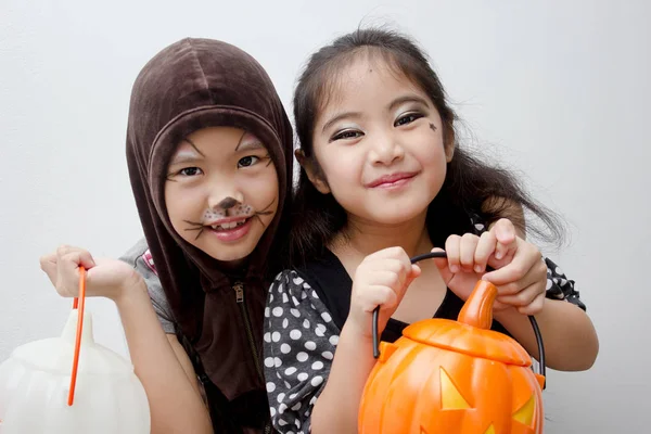 Portret Azjatycki Dziewczyna Twarzą Śmieszne Monster Trzymając Wiaderko Halloween Kostium — Zdjęcie stockowe