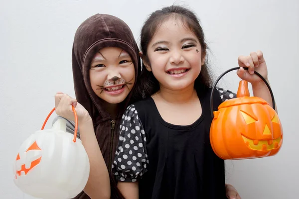Portret Azjatycki Dziewczyna Twarzą Śmieszne Monster Trzymając Wiaderko Halloween Kostium — Zdjęcie stockowe
