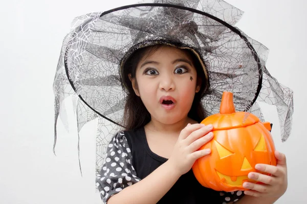 Portret Aziatisch Meisje Grappige Heks Kleding Bedrijf Pompoen Emmer Halloween — Stockfoto
