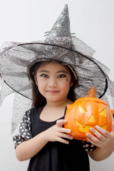 Portre Asyalı Kız Komik Cadı Giysi Kabak Kova Halloween Kostüm — Stok fotoğraf