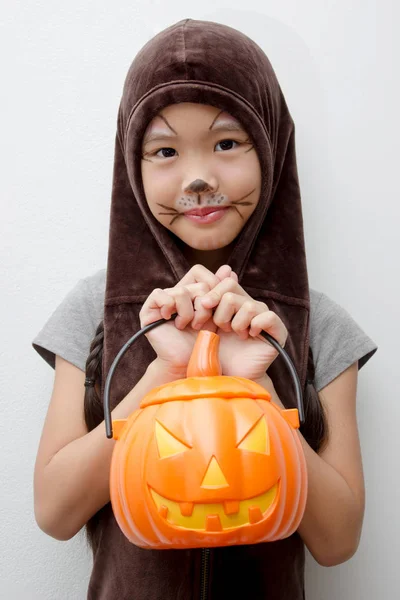 Portret Azjatycki Dziewczyna Twarzą Śmieszne Monster Trzymając Wiaderko Halloween Kostium — Zdjęcie stockowe