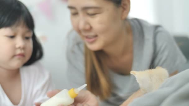 Slow Motion Asiatique Mère Fille Lait Alimentation Pour Chaton Adorable — Video