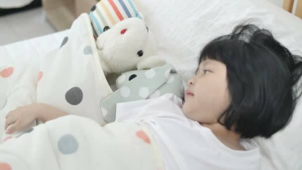 スローモーション は若いアジアの母笑顔 朝の娘の目覚めのクローズ アップ — ストック動画