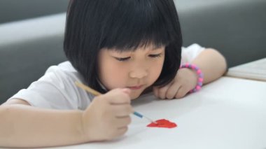 4k: kağıt üzerine resim çizim mutlu Asyalı kız mutluluk an evde