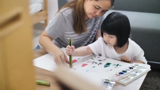 Mãe Asiática Feliz Filha Juntos Pintar Momento Felicidade Casa — Vídeo de Stock