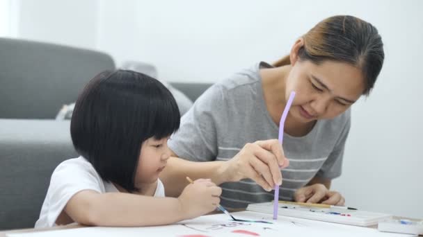 Happy Asiatisk Mor Och Dotter Tillsammans Måla Lycka Ögonblick Hemma — Stockvideo