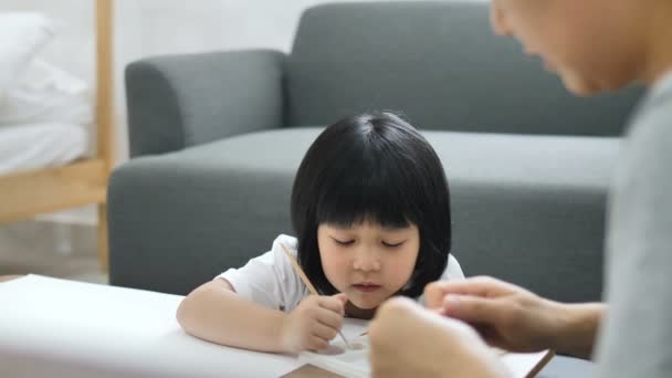 Madre Asiática Feliz Hija Juntos Pintan Momento Felicidad Casa — Vídeos de Stock